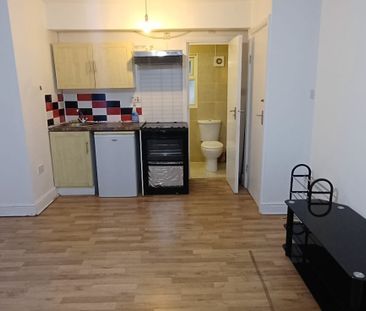 Self contained studio flat close to barking station -£1100 inclusiv... - Photo 4
