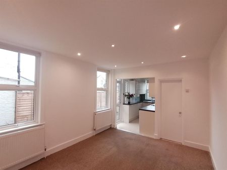 2 bedroom maisonette - Photo 2