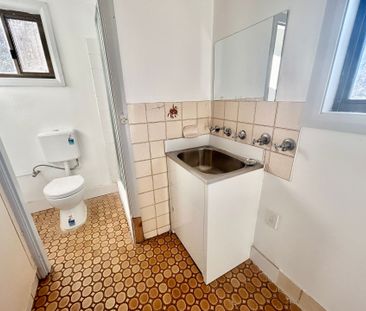 4 BEDROOM FAMILY HOME - Photo 5