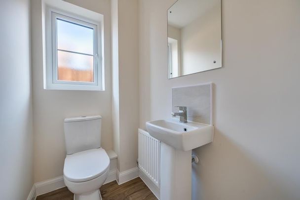 Ilex Drive, Tewkesbury, Gloucestershire - Photo 1