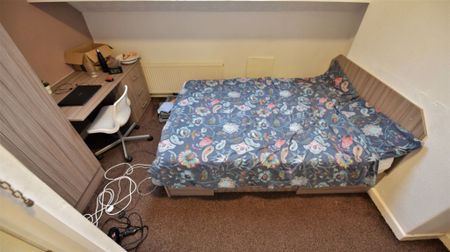 4 bedroom House in Meadow View, Leeds - Photo 3