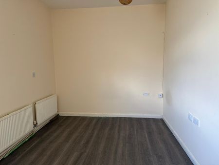 2 Bed Flat, High Road, IG1 - Photo 3
