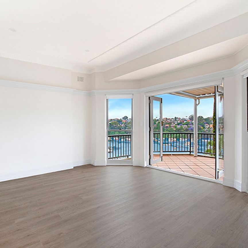 TOP-FLOOR BAYSIDE APARTMENT WITH EXPANSIVE MOSMAN BAY VIEWS - Photo 1