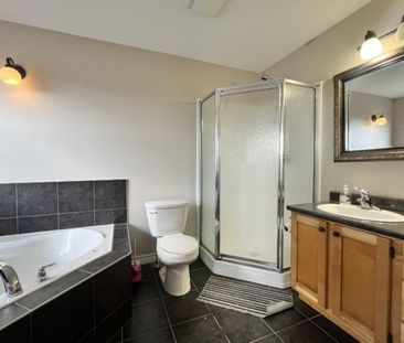 148 Transom Drive | BEAUTIFUL, SPACIOUS 3 BED 2.5 BATH TOWNHOUSE | ... - Photo 3