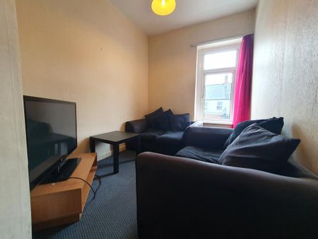 3 bedroom flat to rent - Photo 5