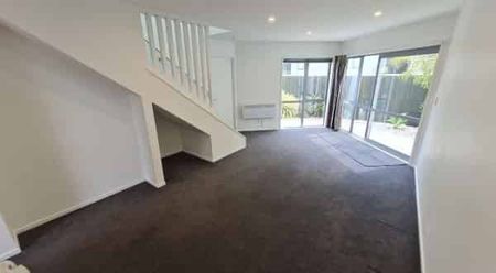 Premier Location, Sunny 3 Bedroom Home! - Photo 3