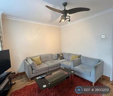 4 bedroom semi-detached house to rent - Photo 2