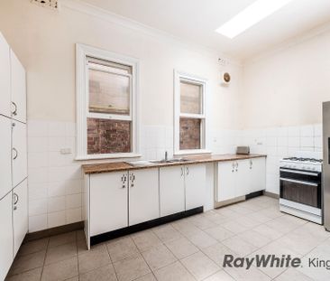 BOARDING HOUSE IN IDEAL LOCATION! - Photo 1