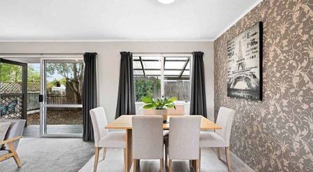 When location counts!! Enjoy a great family home! - Photo 3