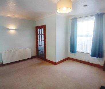 3 bedroom end of terrace house to rent - Photo 2