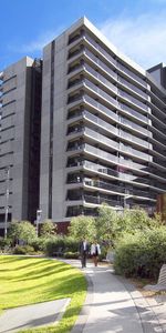 Furnished Modern 1-Bedroom Apartment in Prime Docklands Location - Photo 4