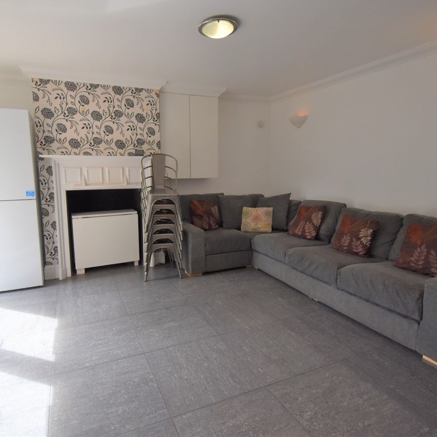 7 Bed Semi-Detached House, Wokingham Road, RG6 - Photo 1