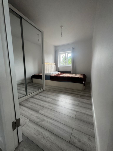 1 bedroom in a flat share to rent - Photo 2