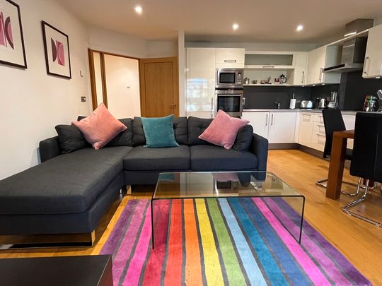A well presented, one bedroomed apartment, situated on Chesterton Road with spacious living space and parking. Less than a mile walk in to Cambridge City Centre over picturesque Jesus Green. - Photo 1