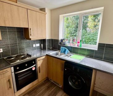 2 bedroom Flat To Let - Photo 3