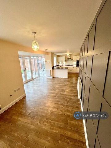 4 bedroom detached house to rent - Photo 2