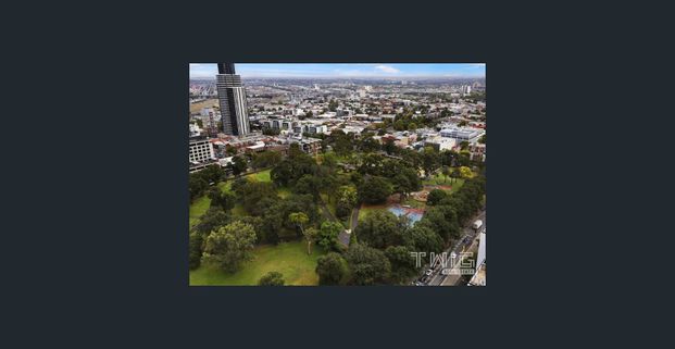 Stunning Studio on Sub-Penthouse Level with Breath-taking Park & Bay Views - Unfurnished - Photo 1