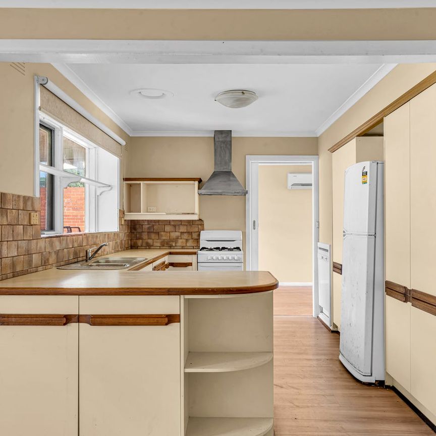 Refined Family Living in a Coveted Glen Waverley Setting - Photo 1