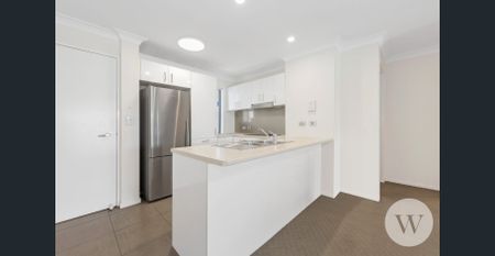 Available 13 Jan - Quiet Top Floor Retreat with Sweeping Views - Photo 4