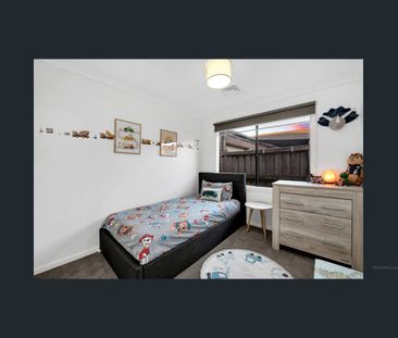 Exceptional Family Living with Space, Comfort & Outdoor Entertaining! - Photo 4