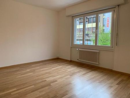 Appartement de 2.5 pièces au 1er étage avec ascenseur et à deux pas du centre commercial MCentral. - Photo 2