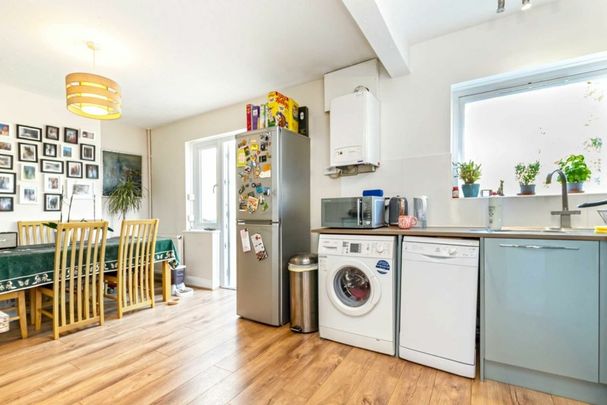 Whitton Waye, TW3, London - Photo 1