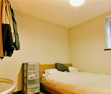 6 Bed 2 Bath - Photo 5