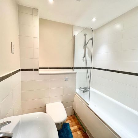 1 bedroom in a flat share to rent - Photo 4