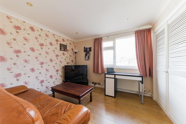 To Let 4 Bed House - Detached - Photo 1