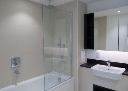 3 bedroom flat to rent - Photo 4