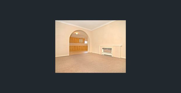 Original 4 Brm Basket Range Home - Fantastic Location Opposite a Park - So Close to Schools & Shops - Gardening Included - Photo 1