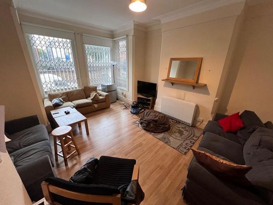 8 bedroom end of terrace house to rent - Photo 1