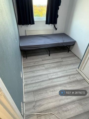 4 bedroom semi-detached house to rent - Photo 5
