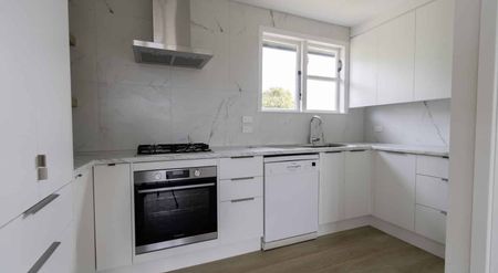 Newly Renovated 3-Bedroom Home with Double Garage - Photo 5