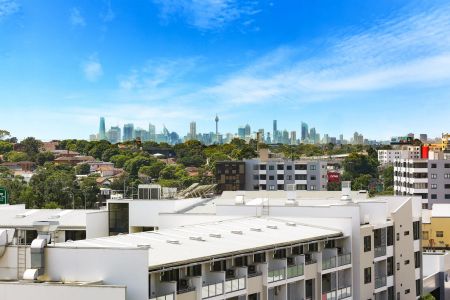 Cosmopolitan, north facing apartment moments from vibrant amenities - Photo 4