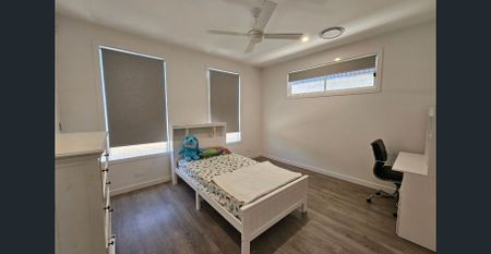 Discover an incredible opportunity to rent a spacious family home in the vibrant suburb of Holland Park West. - Photo 5