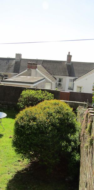 ** Apply on Line ** 1 Bed Ground Floor flat with walk in shower Trafalgar Place, Brynmill - Photo 1