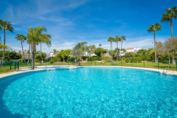 Casa adosada de alquiler en Bell Air, Bel - Air - Photo 1