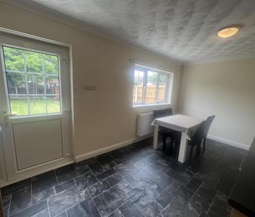 3 bedroom end of terrace house to rent - Photo 4