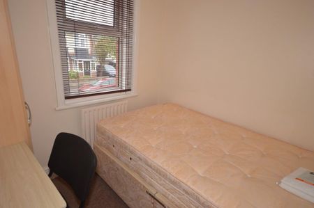 Bournemouth Beswick Avenue Ensbury Park, BH10, Dorset - Photo 3