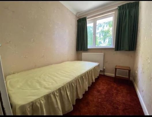 3 Bed Terraced House, Petworth Gardens, SO16 - Photo 1