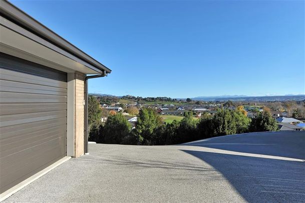 Executive 3 bedroom 2 bathroom home - Photo 1