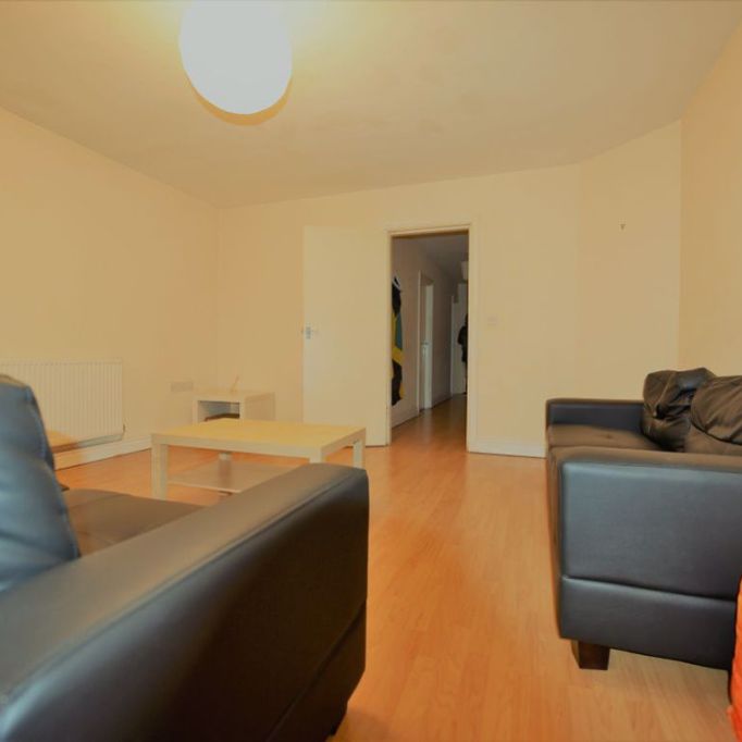 2 bedroom Flat in 14 Ragland Road, Leeds - Photo 1