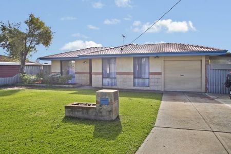 FAMILY HOME LOCATED IN CUL-DE-SAC - Photo 4