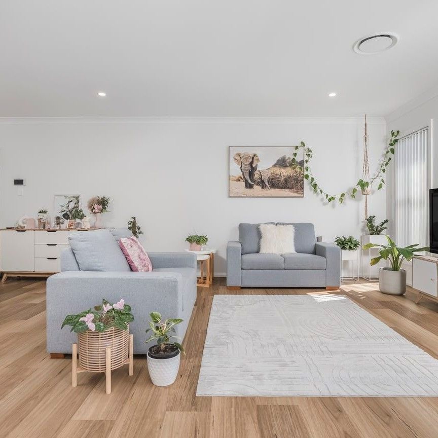 Stunning 3 Bedroom Home - Photo 1