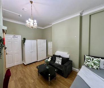 Studio Flat, Castletown Road, W14 - Photo 4