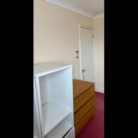 Room in a Shared House, Heathhurst Road, CR2 - Photo 4