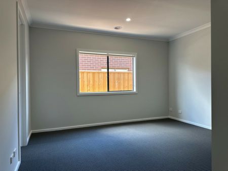 17 Skyros Road, Fraser Rise VIC - Photo 2