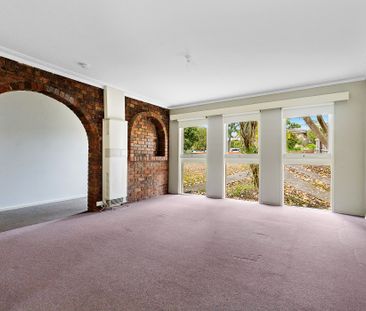 37 Lincoln Avenue, Mont Albert North VIC 3129 - House For Rent | Do... - Photo 1