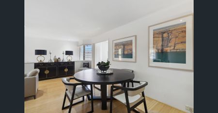 Spacious and Stylish Townhouse ideal for Families or Professionals - Photo 2